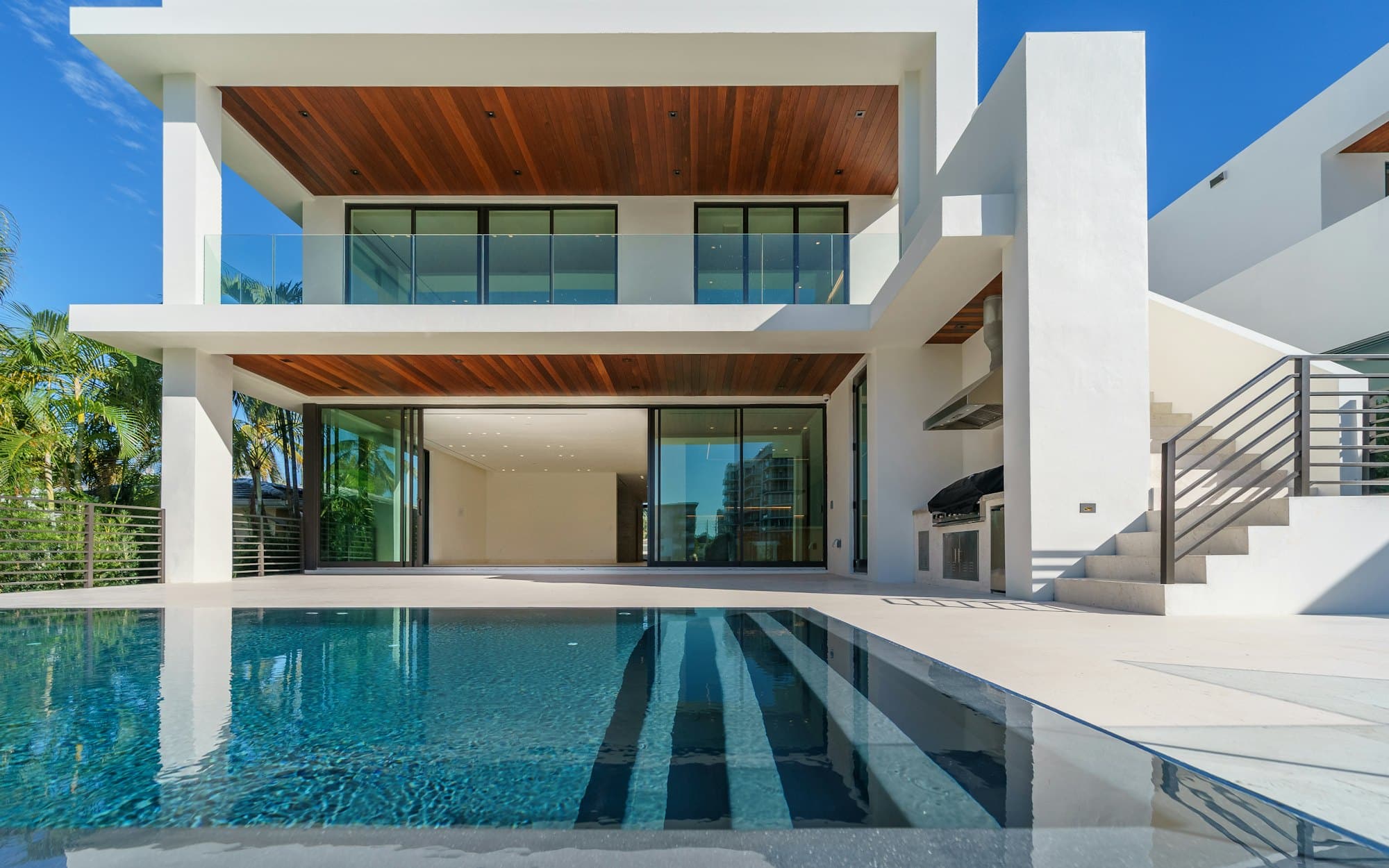 Casa branca com piscina projetada pelo estúdio