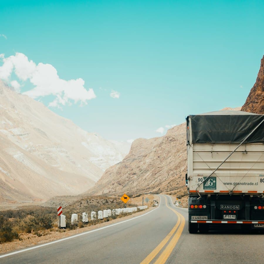 Carreta em rodovia