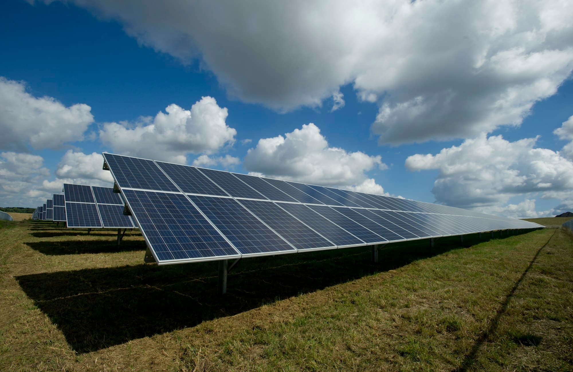 Usina solar sob céu azul